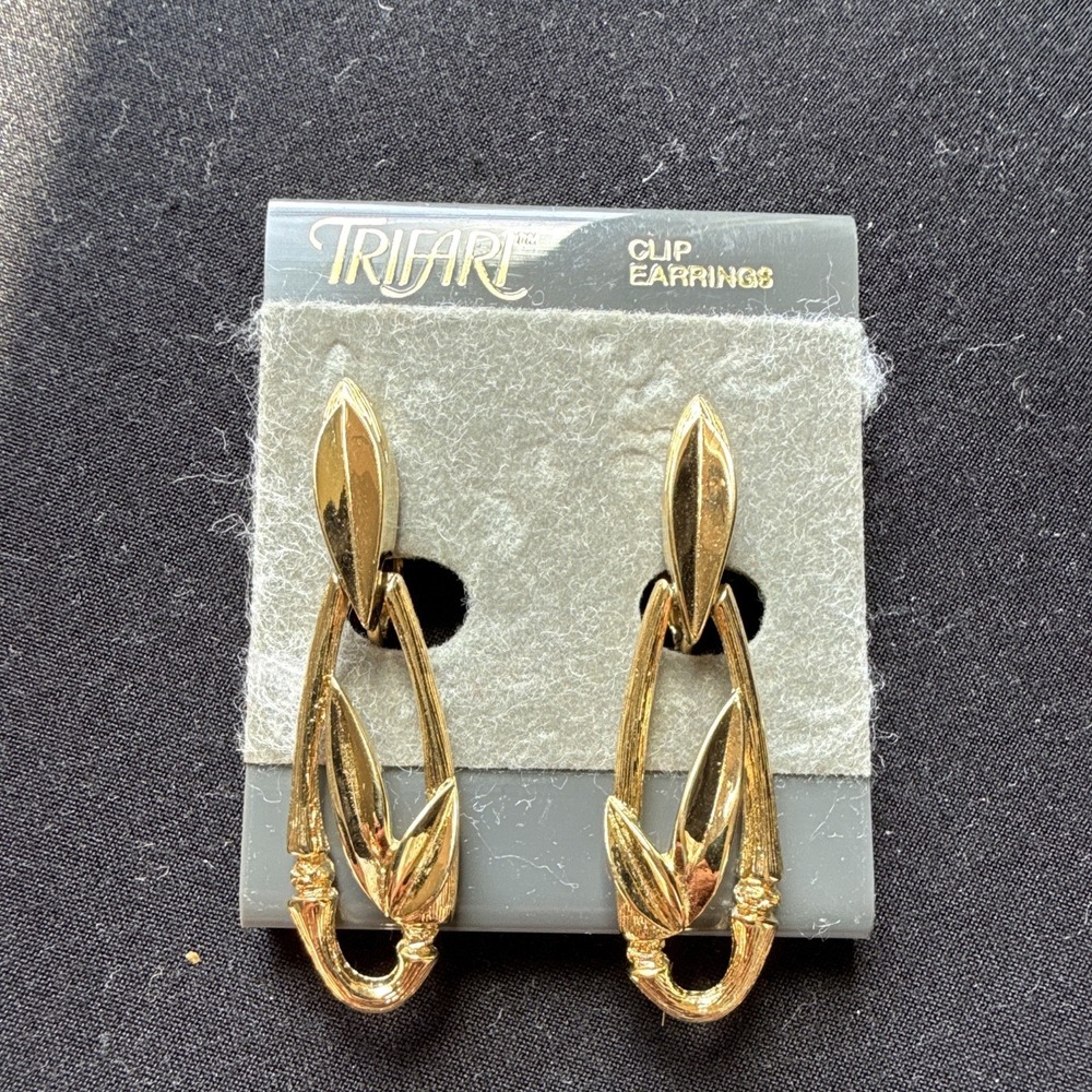 Vintage Trifari Signed Teardrop Dangle Clip-On Gold Tone Earrings